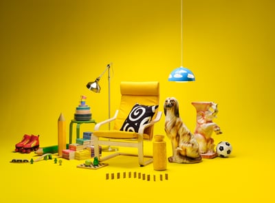 Pes in različni predmeti na rumenem ozadju, ki ponazarjajo kampanjo IKEA Cirkuliranje.
