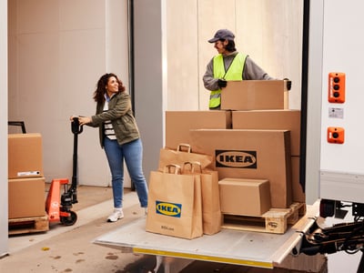 Kupka prevzema svoje naročilo iz podjetja IKEA
