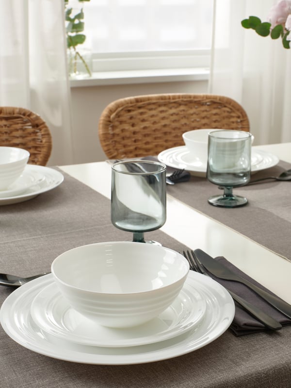 A white FAVORISERA 12-piece service