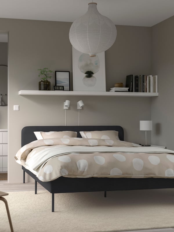 Bilik tidur dengan rangka katil bersaiz queen upholstered SLATTUM dalam Vissle kelabu gelap