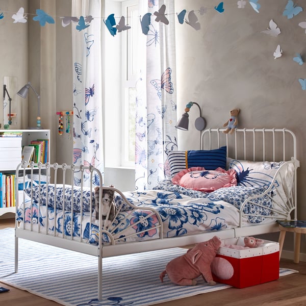 A butterfly/white blue SÅNGLÄRKA duvet cover and pillowcase in the bedroom