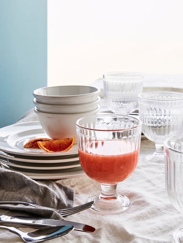 A clear glass VARDAGEN goblet in the dining room