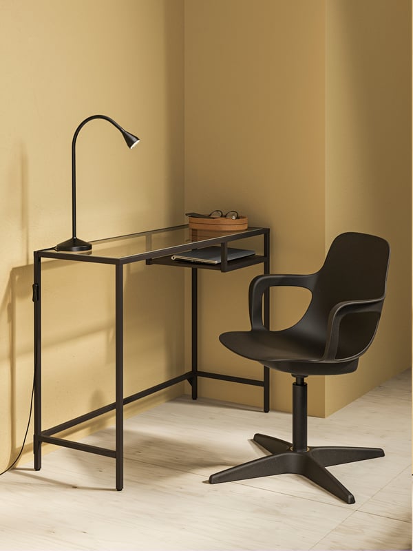 An anthracite ODGER swivel chair in the home office