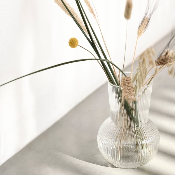 A clear glass PÅDRAG vase in the living room