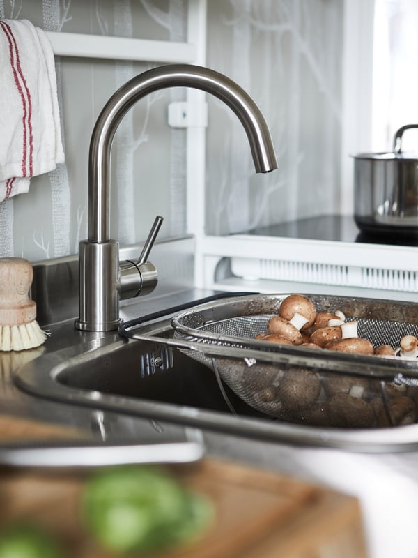 A stainless steel/black IDEALISK colander