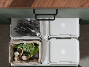 A black BAGGANÄS handle in the kitchen
