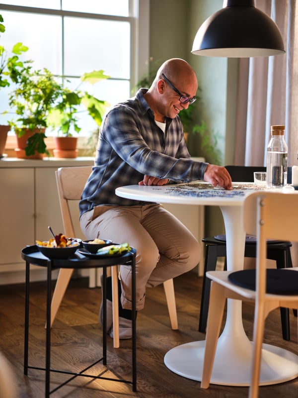 A white/white DOCKSTA table in the dining room