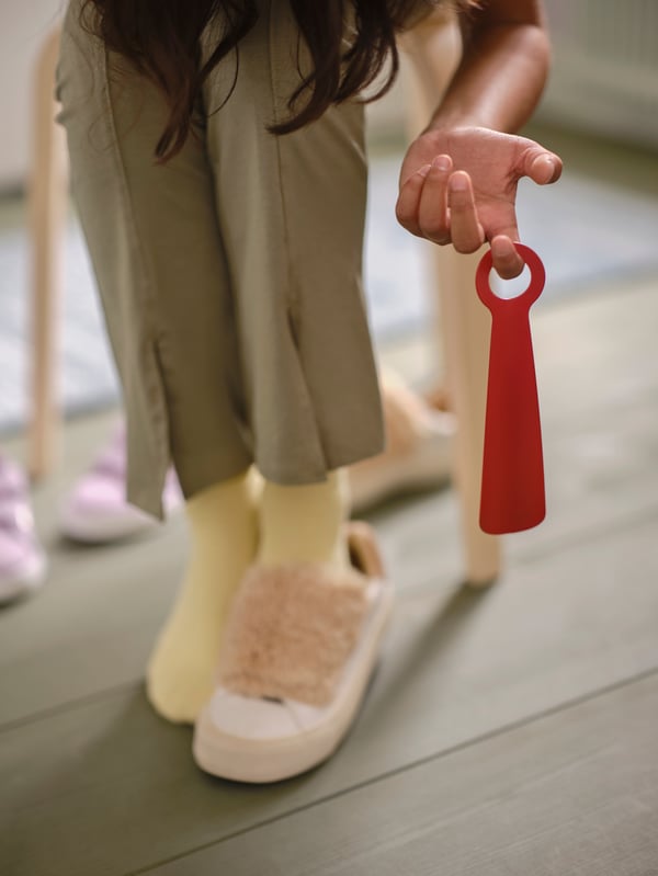 A bright red SNÖSKYFFEL shoehorn
