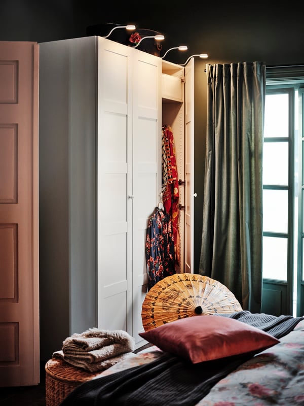 A white/dimmable YTBERG cabinet lighting