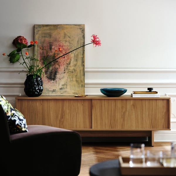 A dark blue-turquoise STOCKHOLM 2025 bowl in the living room